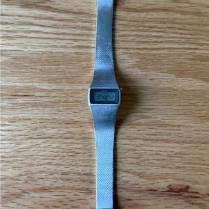 Vintage Sleek And Stylish Seiko L221-5029 Ladies LCD Digital Silver Quartz Watch